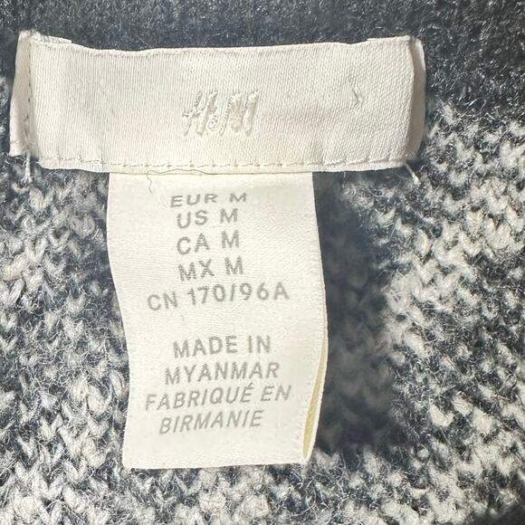 H&M Women's Oversized Jacquard Knit Llama Sweater Size Medium - Picture 5 of 7